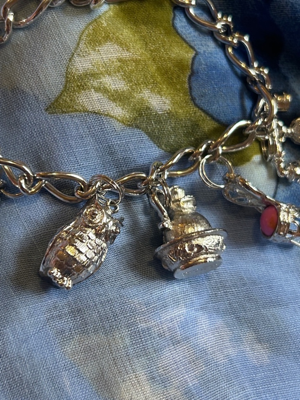 Avon Vintage Silver Tone Charm Bracelet Owl Boot Phone Chair Pitcher - Picture 4 of 5